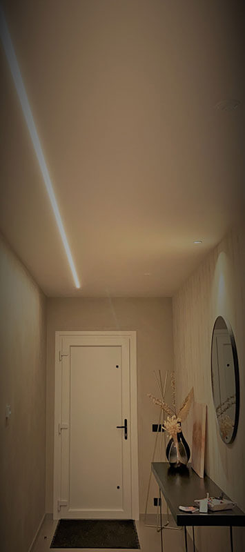 Tira LED en el pasillo de una vivienda